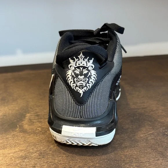 Nike LeBron Basketball Shoes - Picture 6 of 12